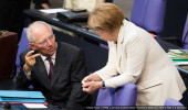 Wolfgang Schäuble,noch sichtlich entsetzt, beratschlagt das weitere Vorgehen mit Frau Merkel