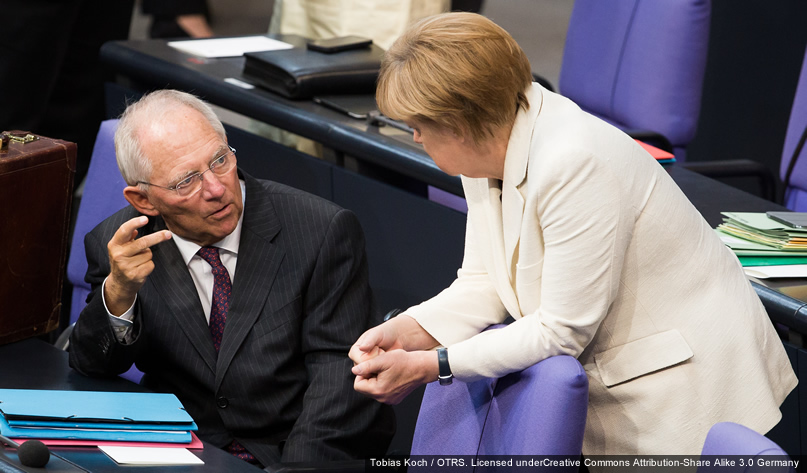 Wolfgang Schäuble,noch sichtlich entsetzt, beratschlagt das weitere Vorgehen mit Frau Merkel